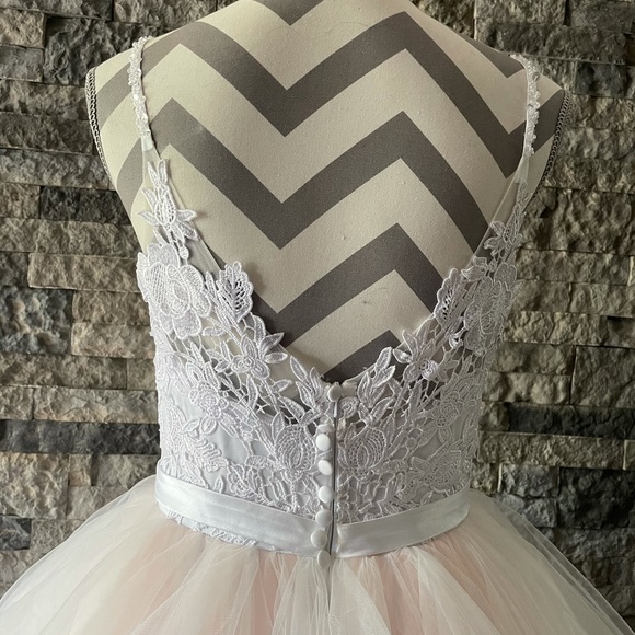 Wedding gown - Picture 2 of 8